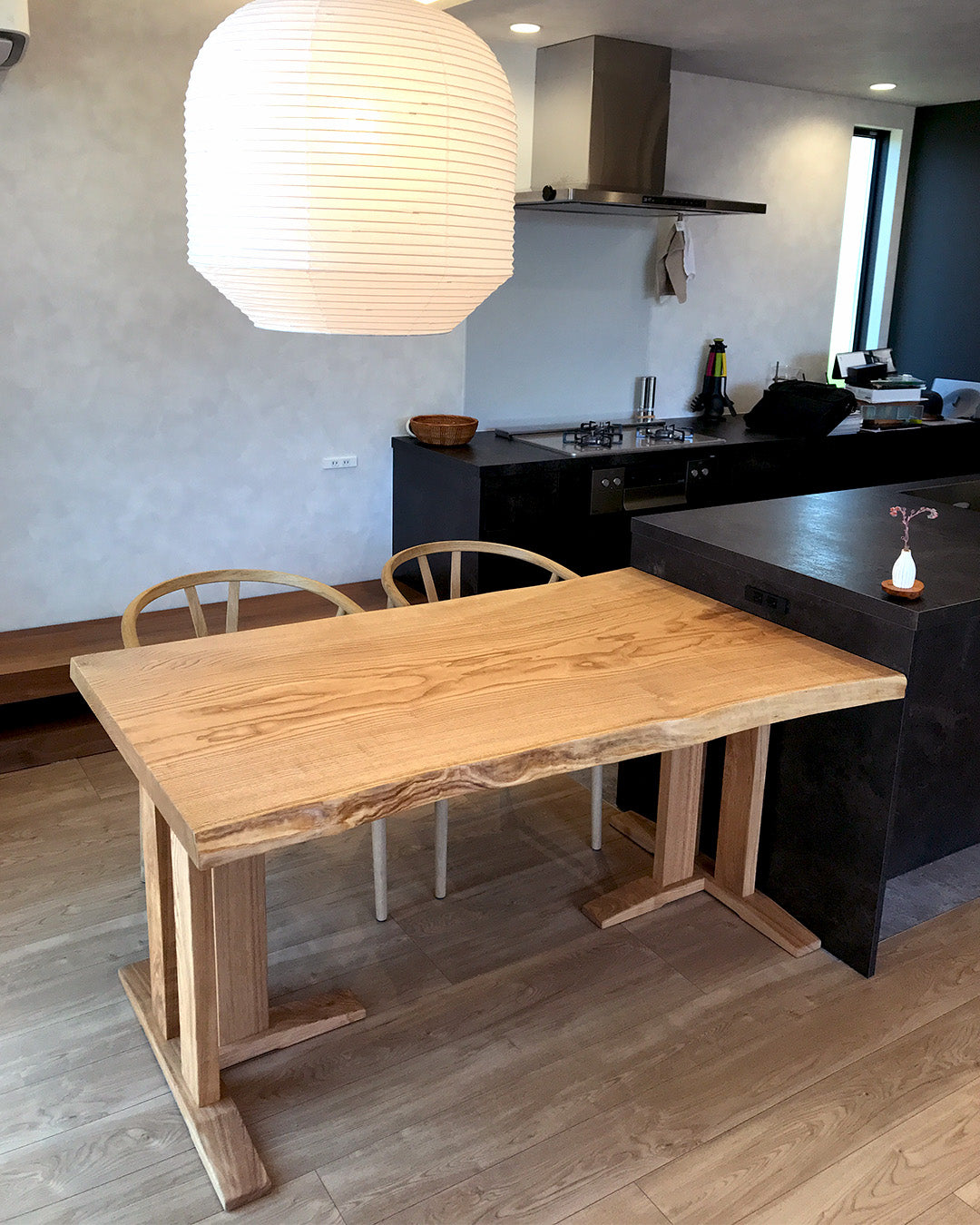 流行に左右されない、ナチュラルなクリの一枚板