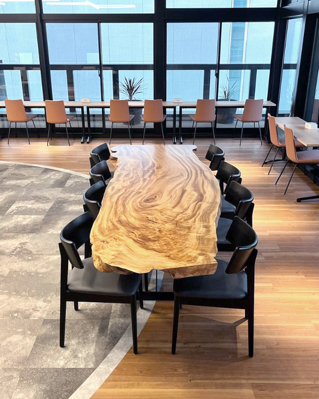 形状、杢目の美しいクスのオフィス用一枚板