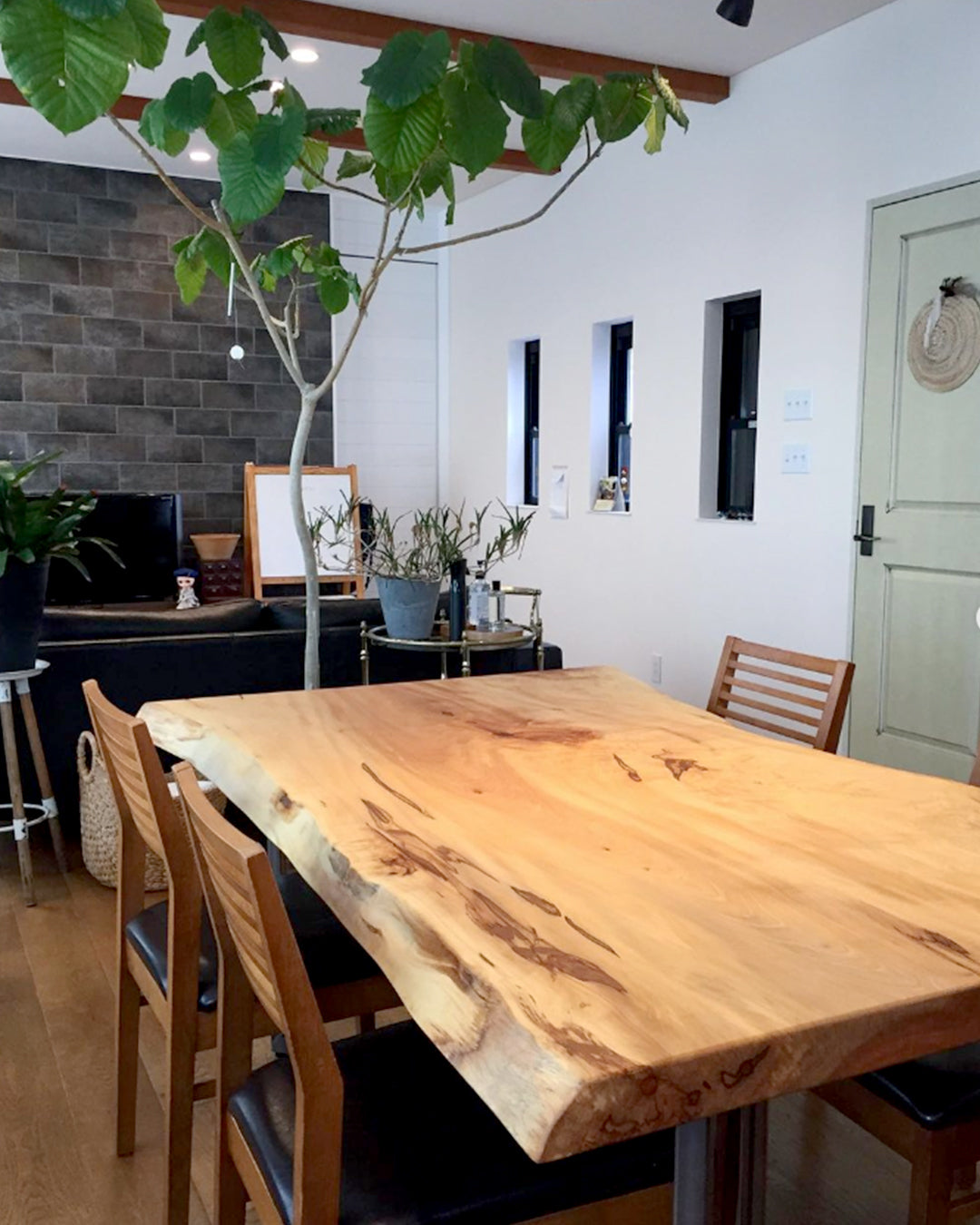ラスティックなトチの一枚板ダイニングテーブル