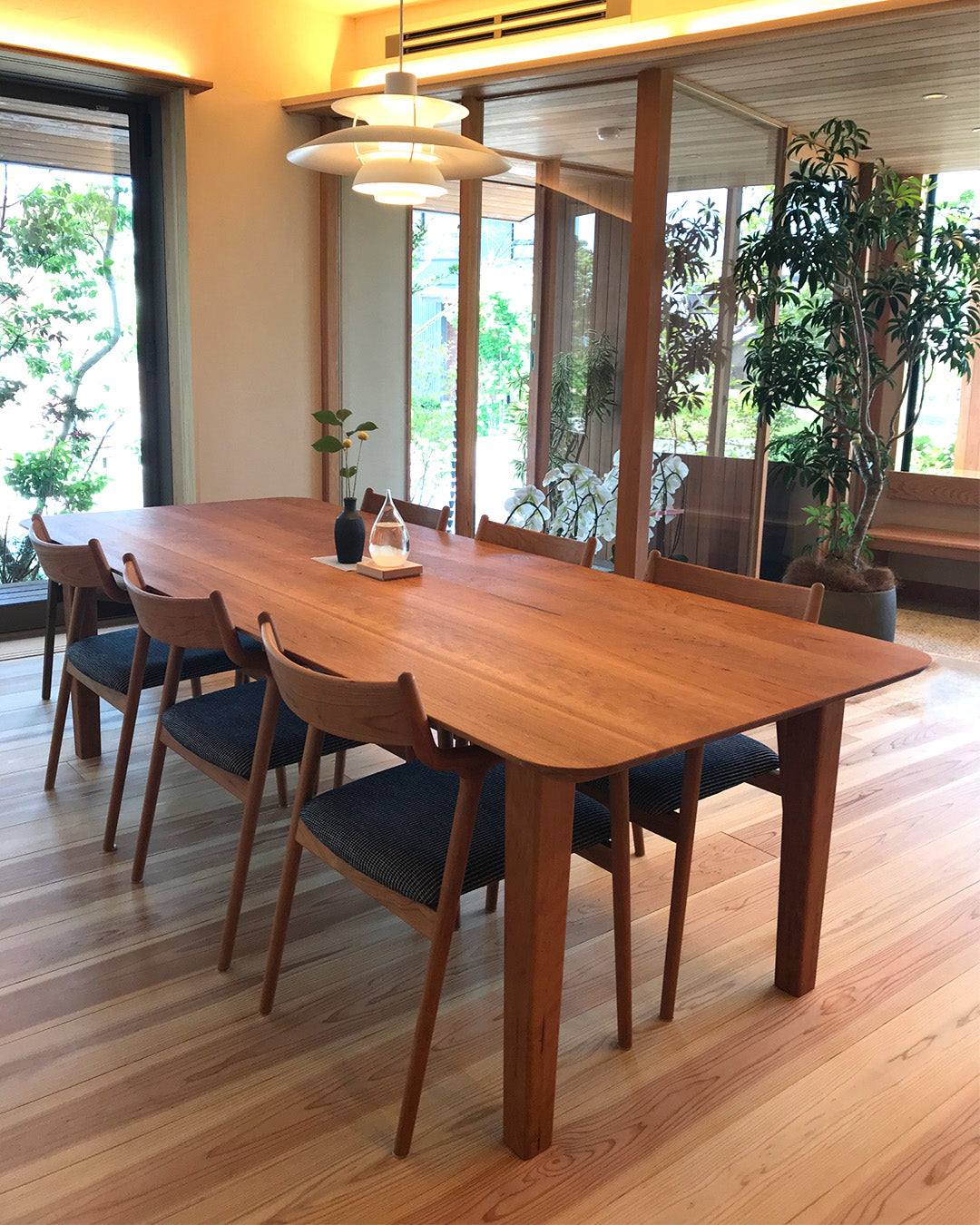 シンプルだけど存在感のあるブラックチェリー幅接ぎテーブル