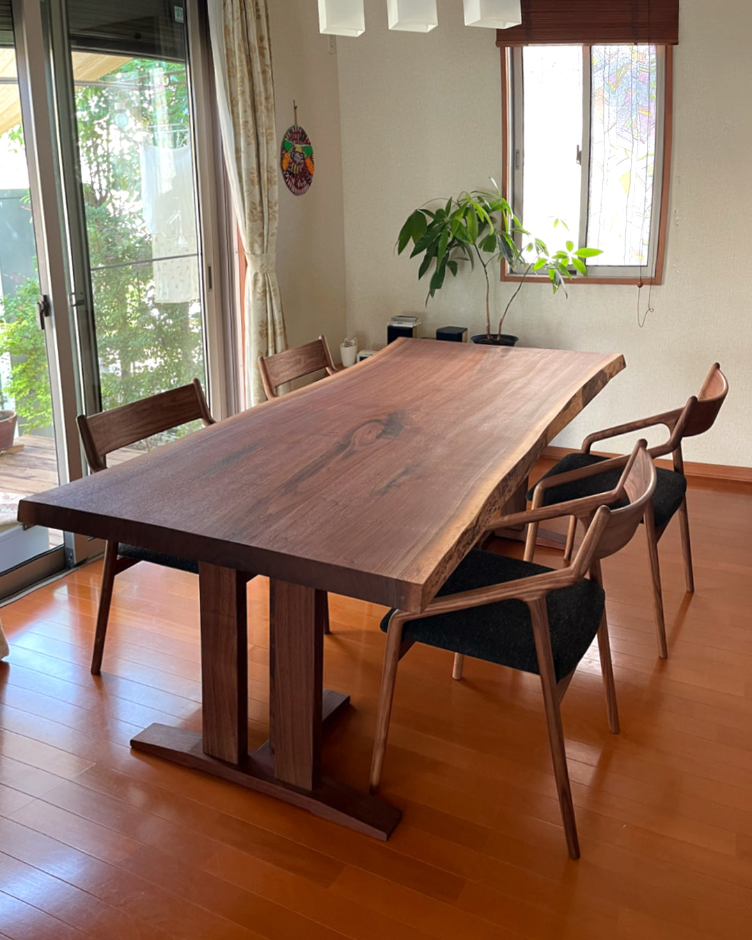 ウォールナットの一枚板テーブル