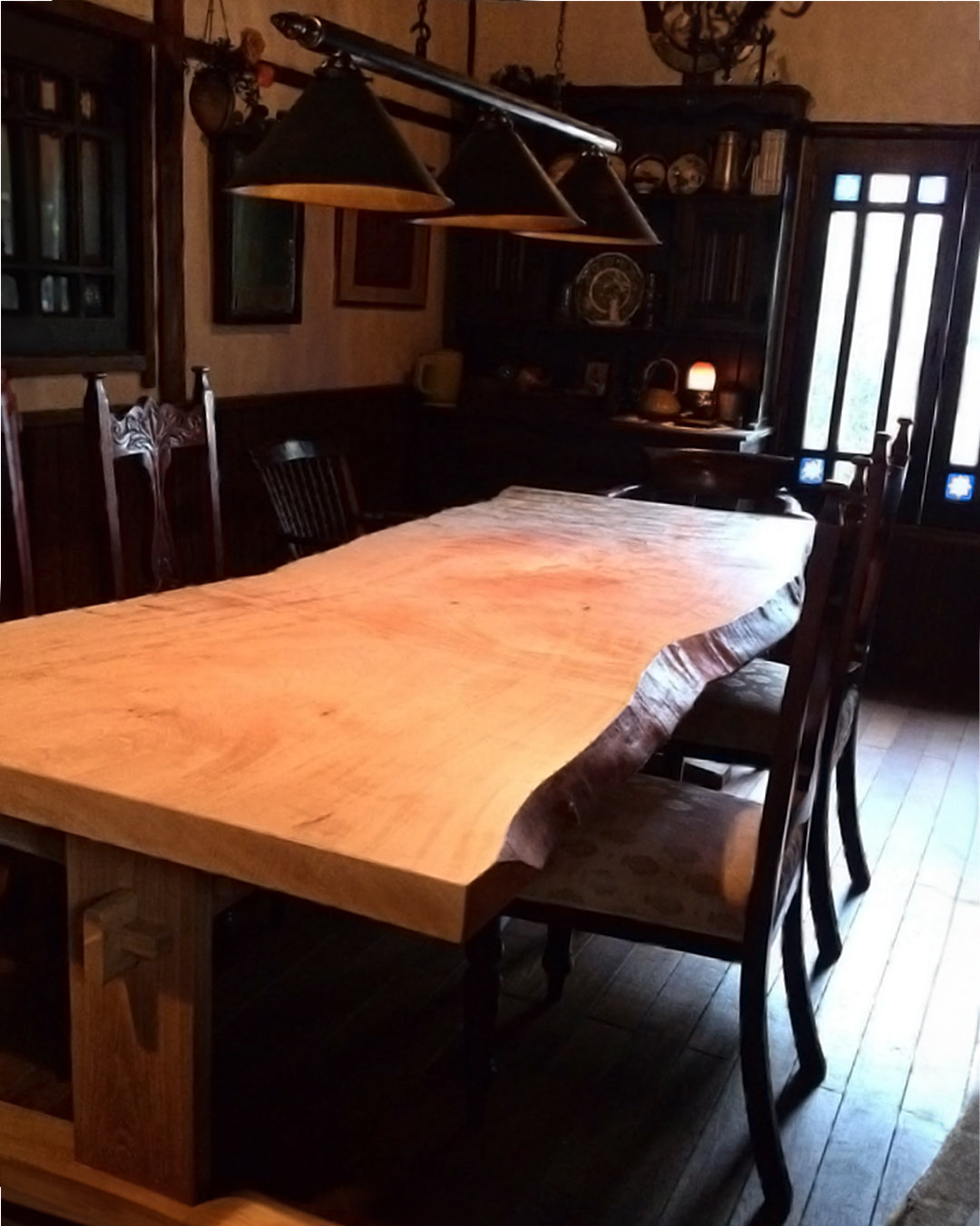 アンティーク家具になじむトチの一枚板テーブル