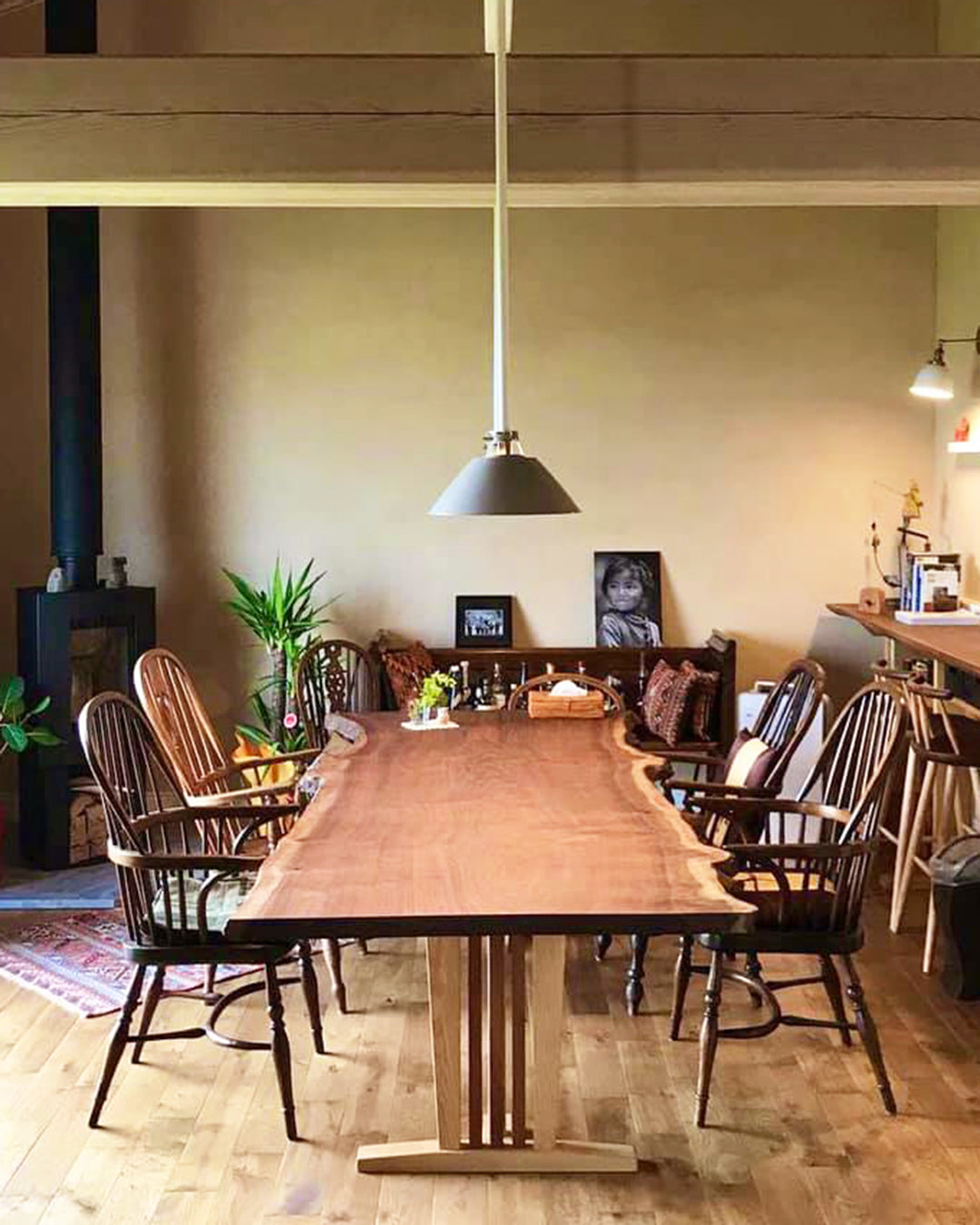 クラロウォールナットの一枚板ダイニングテーブル