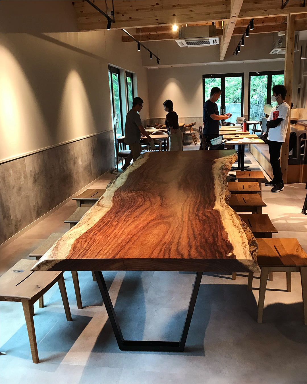 3.5mの一枚板モンキーポッド店舗什器