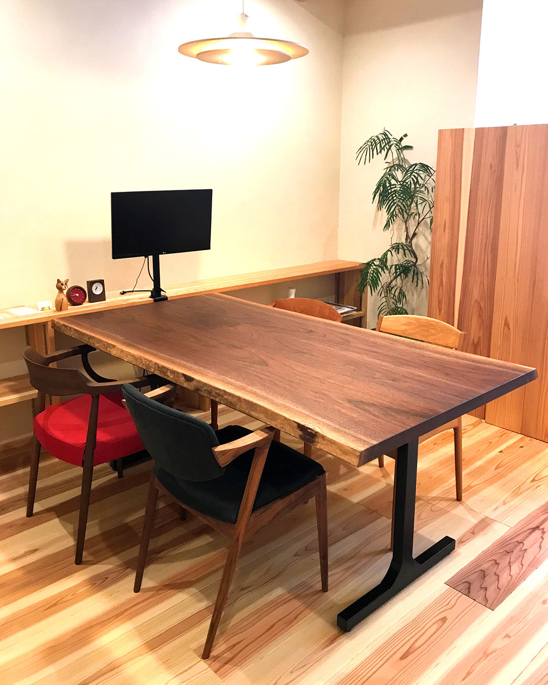 ウォールナットの3枚接ぎ耳付きテーブル