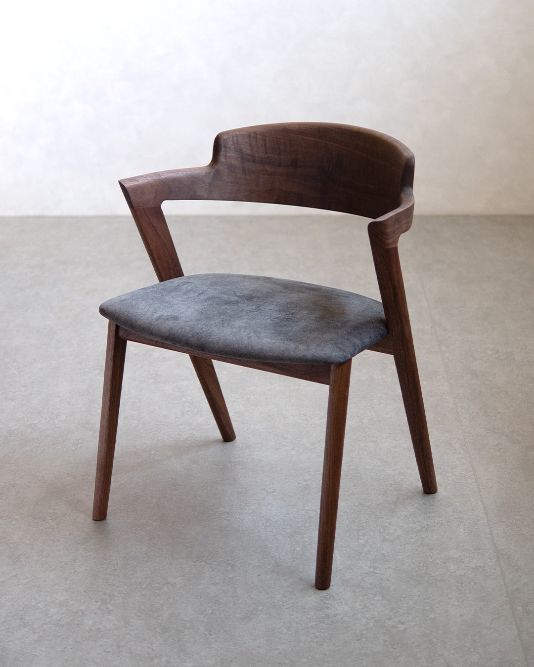 イストク | VIOLA チェア セミアーム - ウォールナット