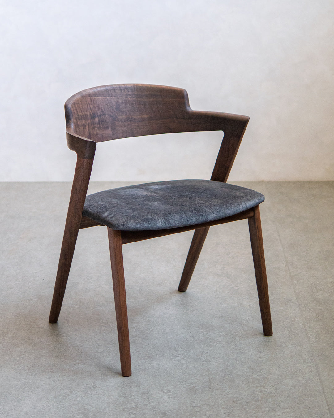 イストク | VIOLA チェア セミアーム - ウォールナット