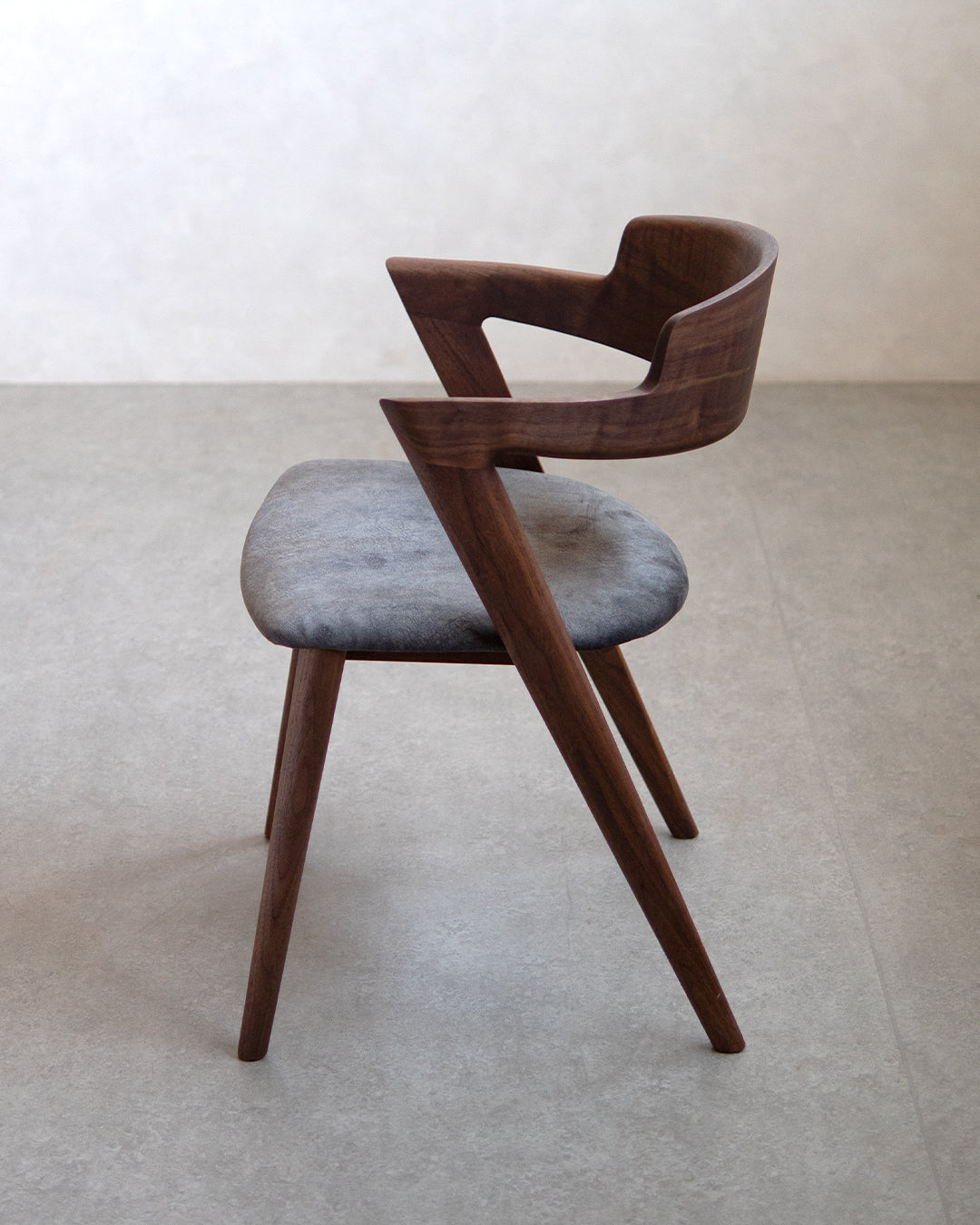 イストク | VIOLA チェア セミアーム - ウォールナット