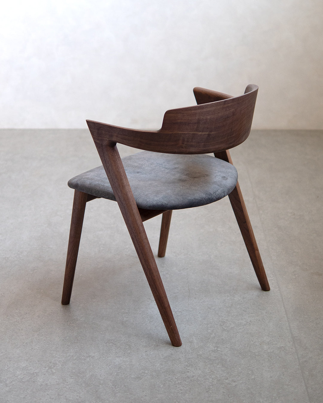 イストク | VIOLA チェア セミアーム - ウォールナット