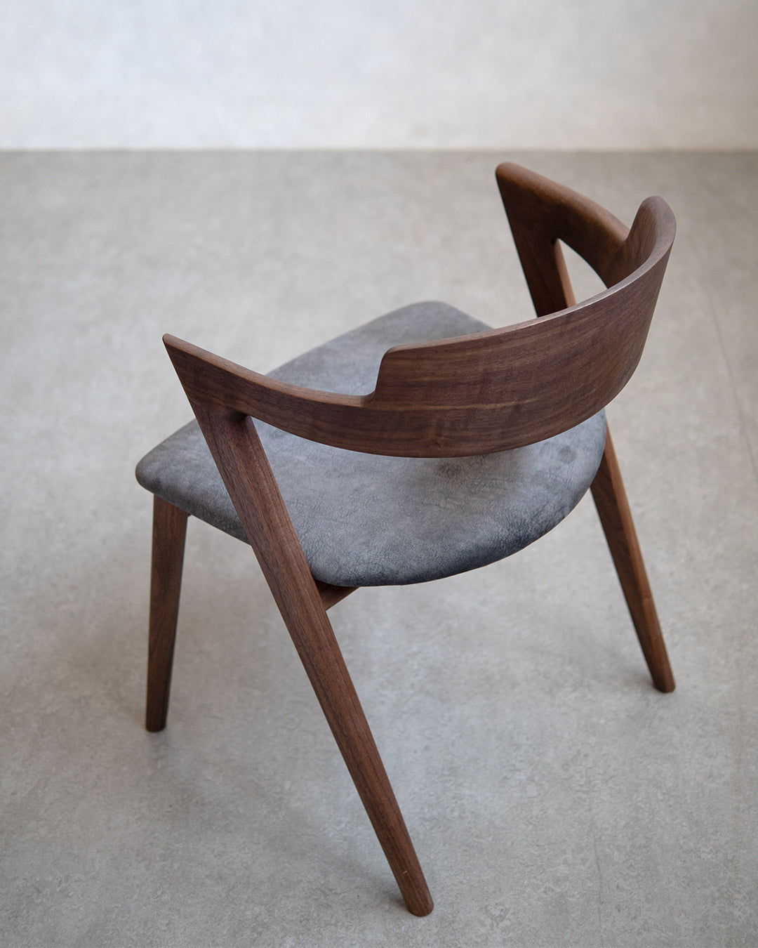 イストク | VIOLA チェア セミアーム - ウォールナット