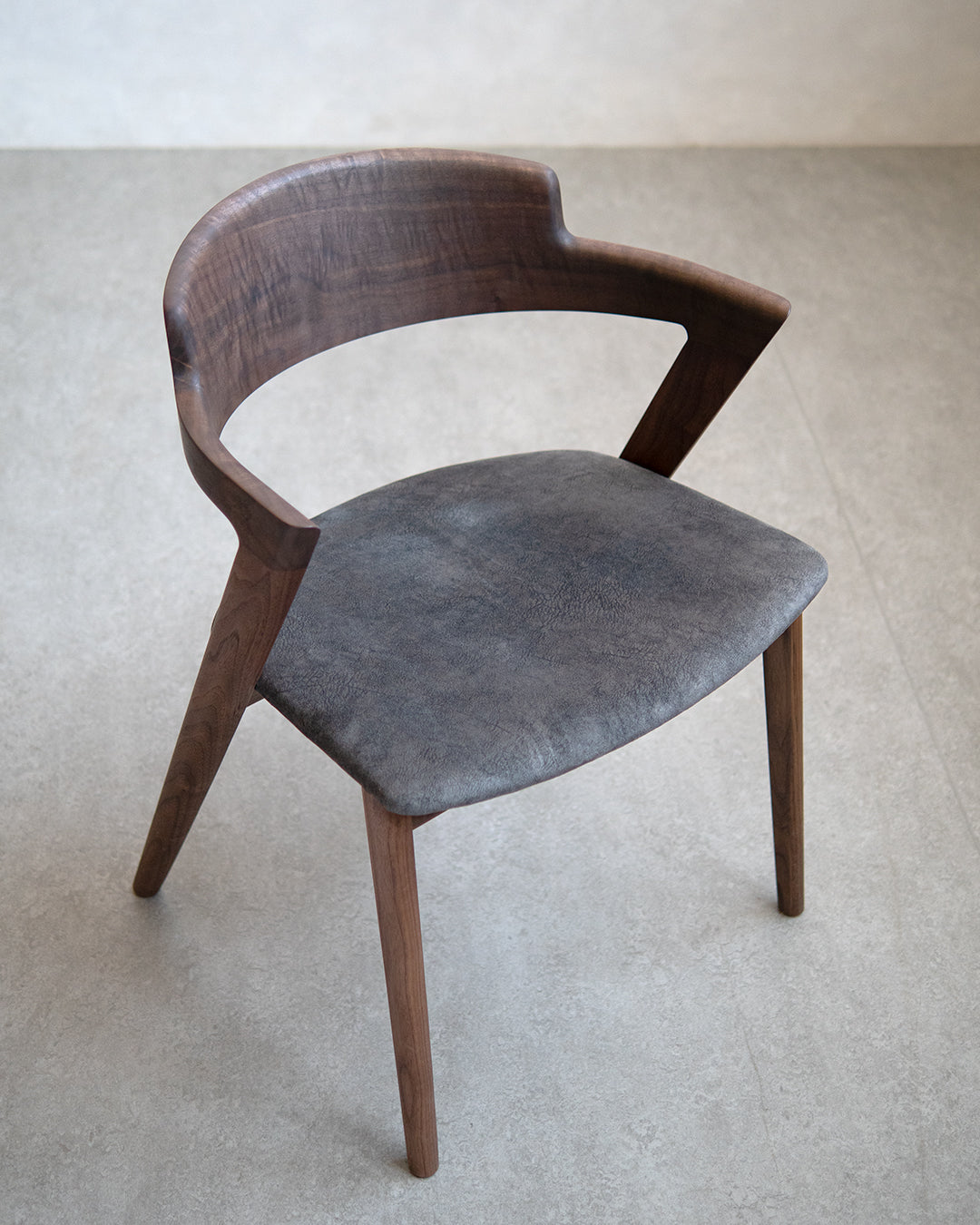 イストク | VIOLA チェア セミアーム - ウォールナット