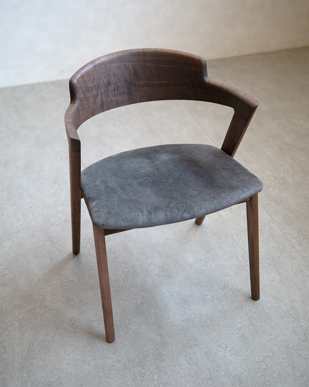 イストク | VIOLA チェア セミアーム - ウォールナット