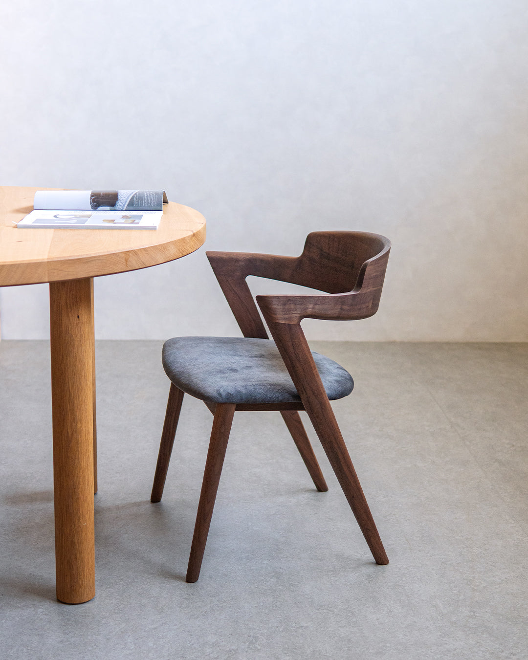 イストク | VIOLA チェア セミアーム - ウォールナット