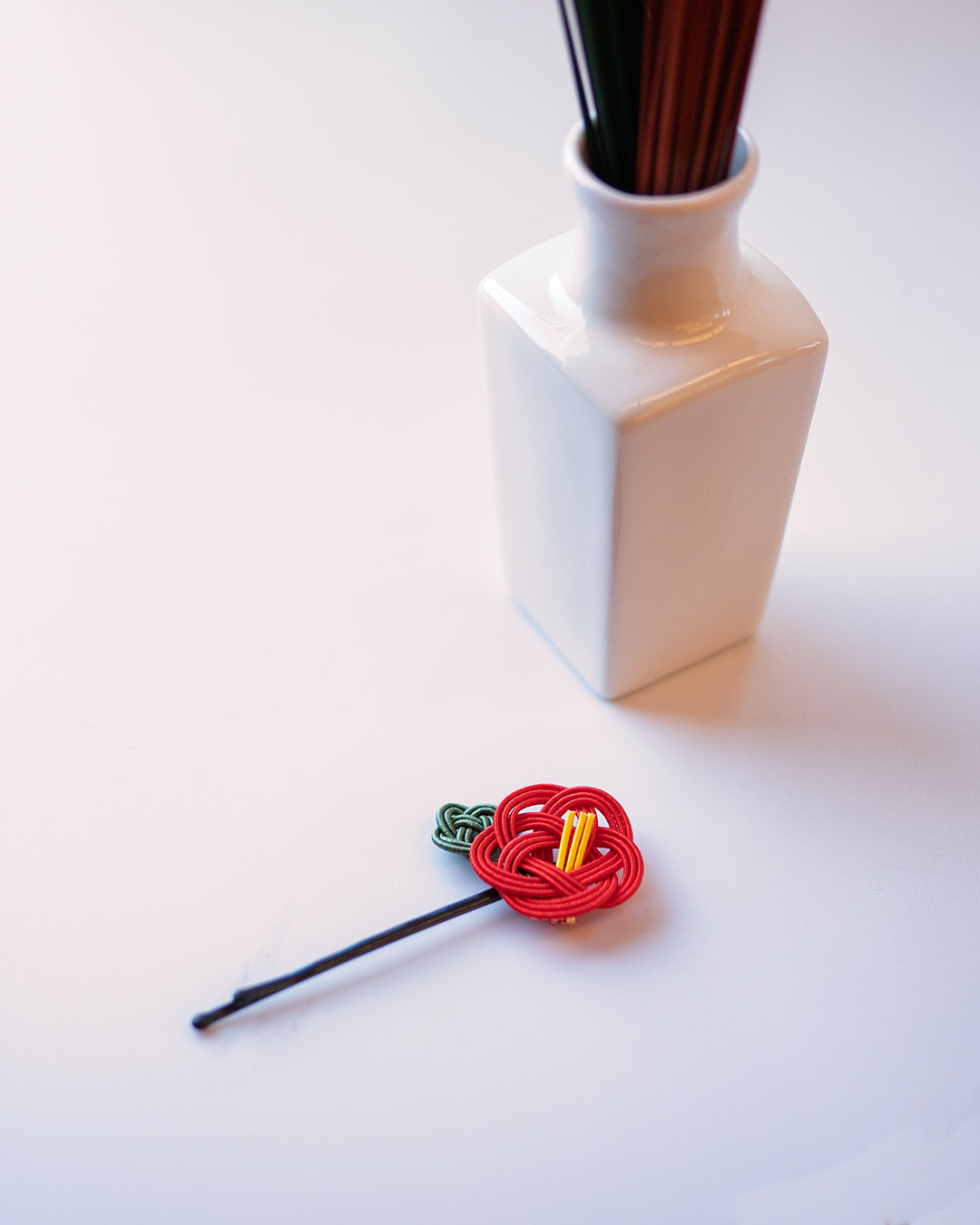 美濃焼花瓶に飾る 椿のヘアピンとい草のお飾り