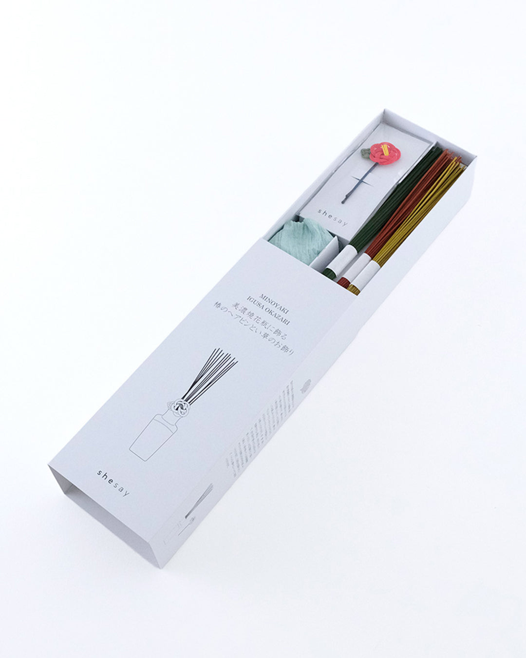 美濃焼花瓶に飾る 椿のヘアピンとい草のお飾り