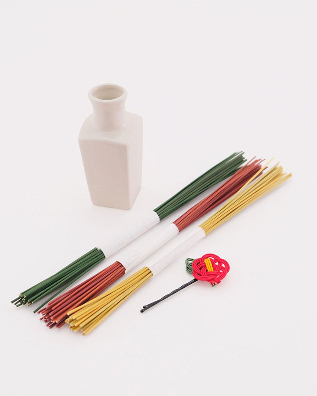 美濃焼花瓶に飾る 椿のヘアピンとい草のお飾り