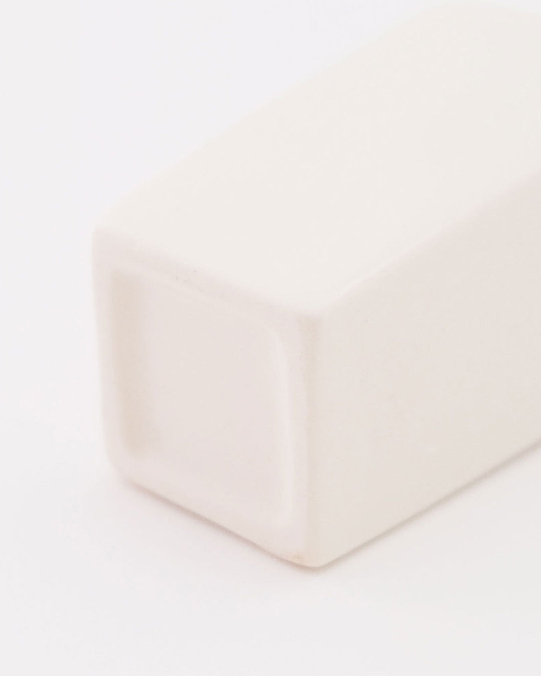 美濃焼花瓶に飾る 椿のヘアピンとい草のお飾り