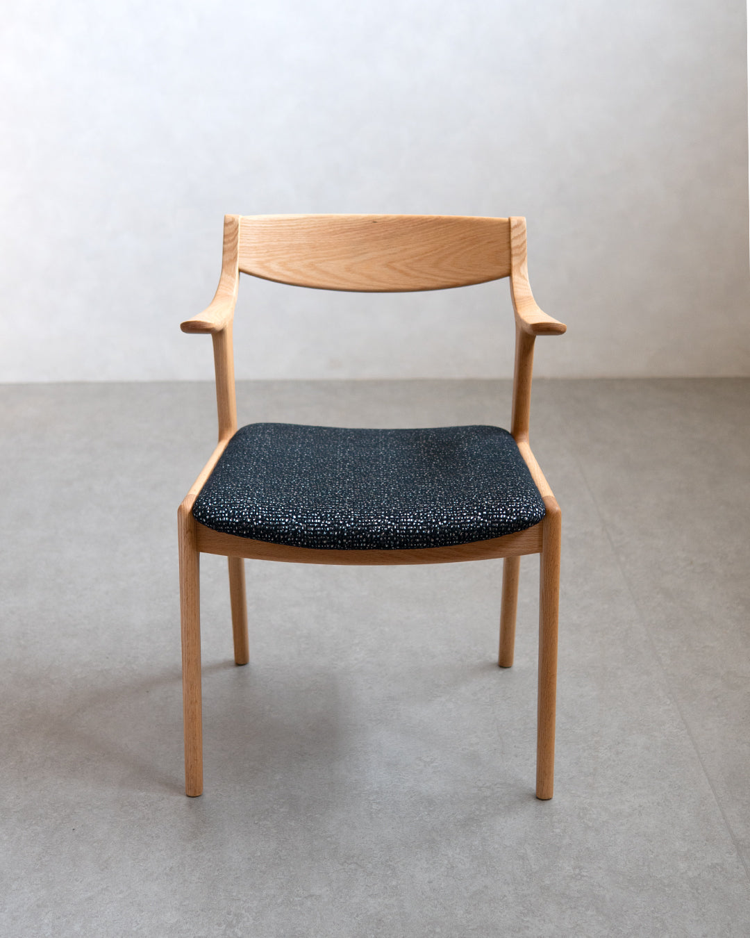 シキファニチア | ナスビセミアームチェア