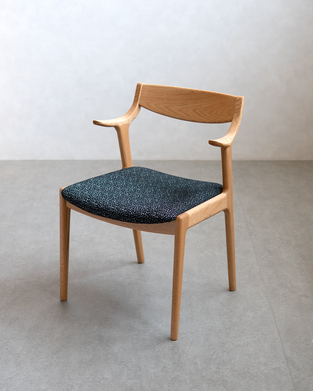 シキファニチア | ナスビセミアームチェア