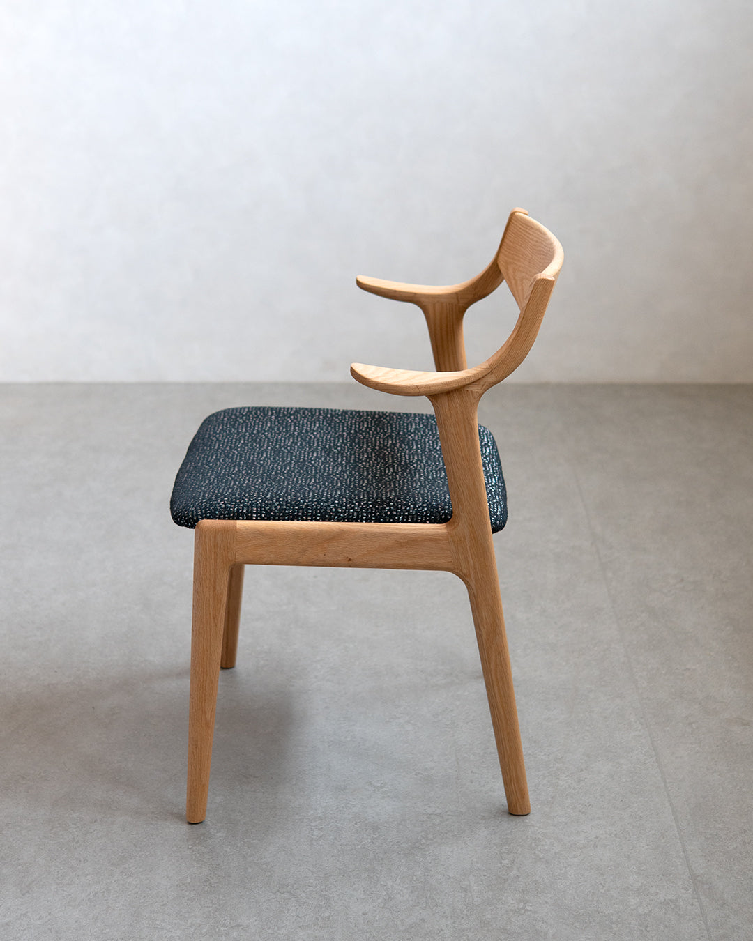 シキファニチア | ナスビセミアームチェア