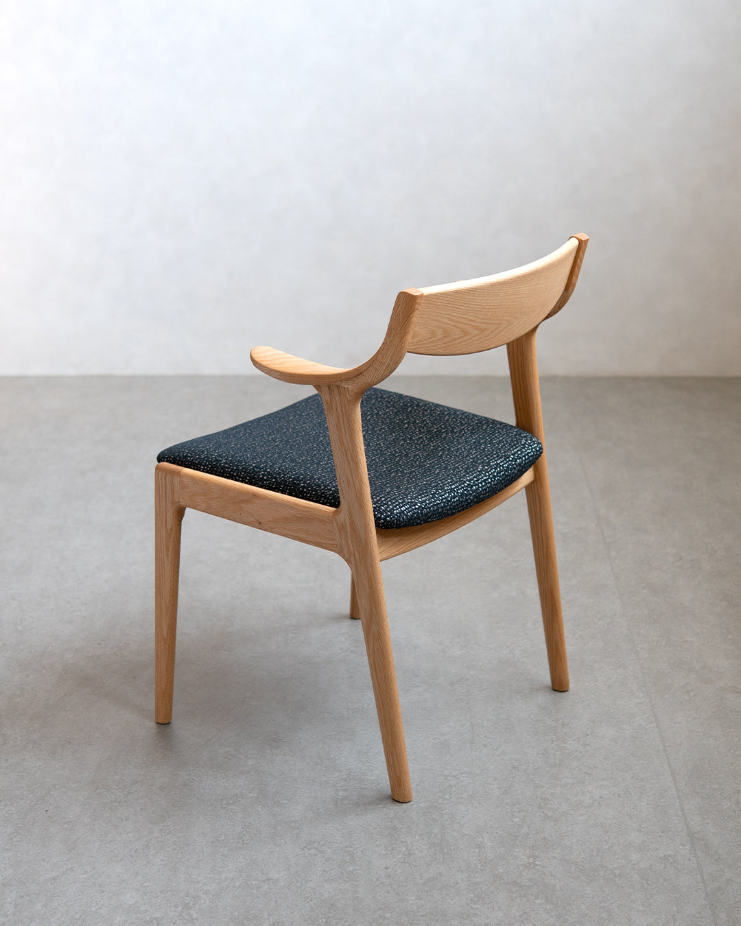 シキファニチア | ナスビセミアームチェア