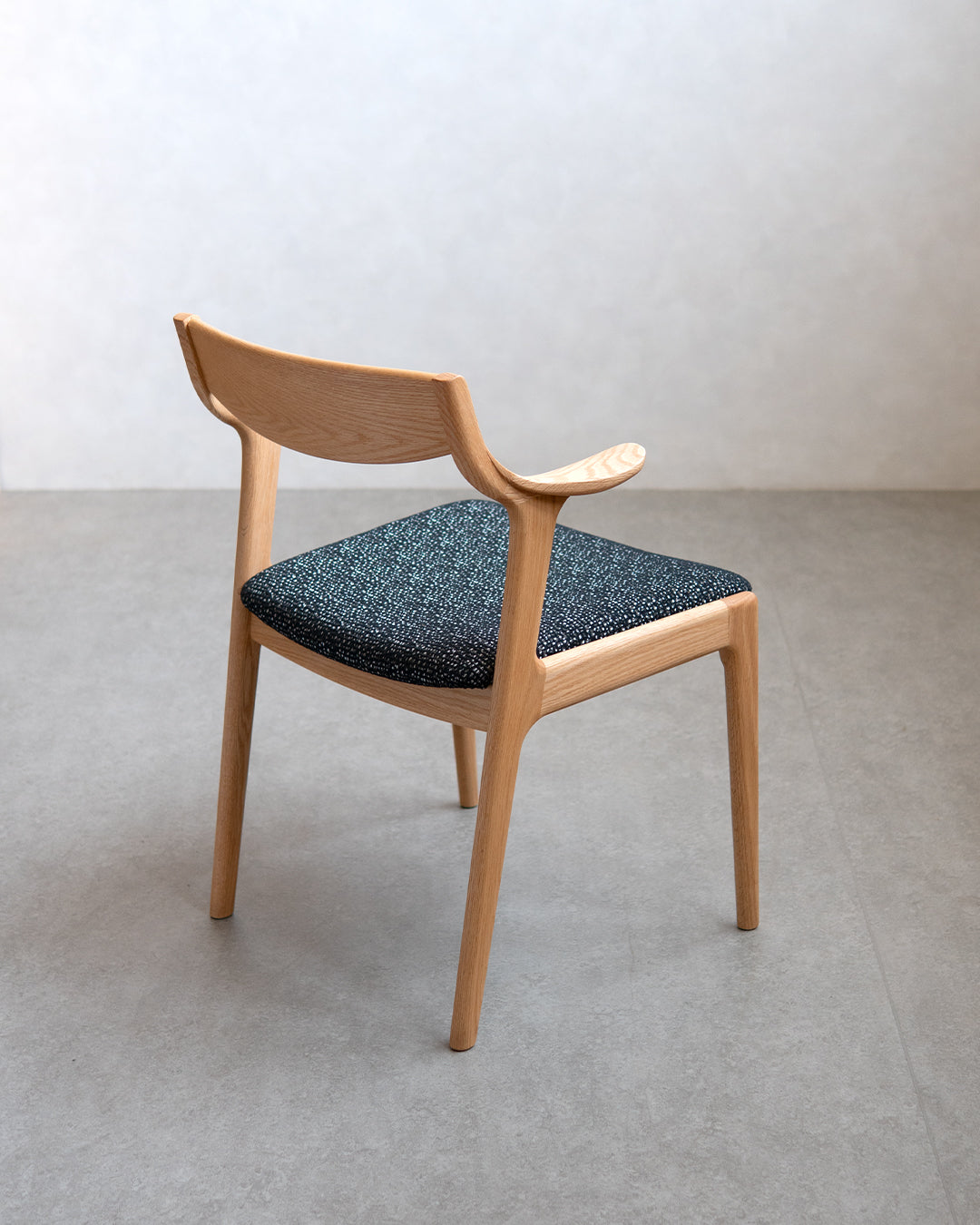 シキファニチア | ナスビセミアームチェア