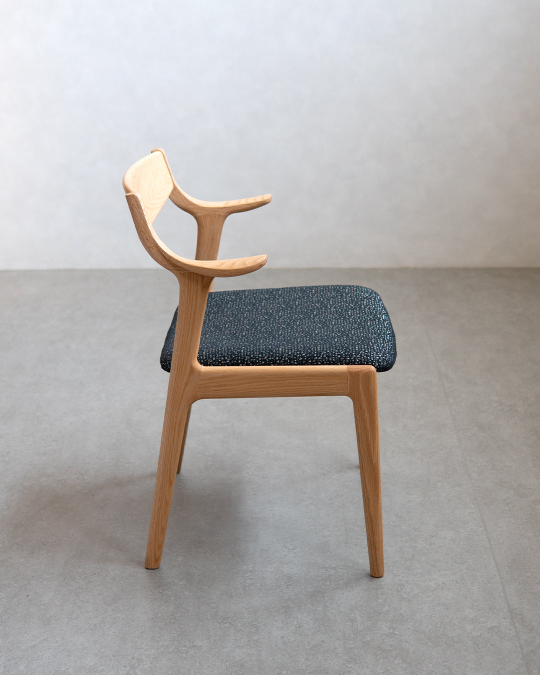 シキファニチア | ナスビセミアームチェア