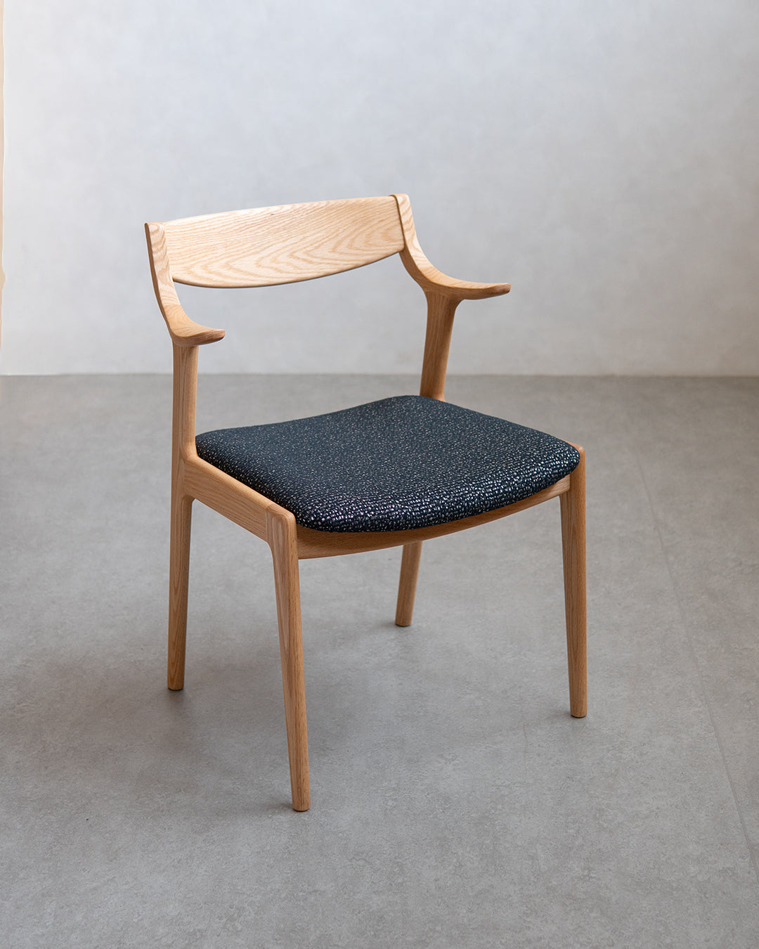 シキファニチア | ナスビセミアームチェア