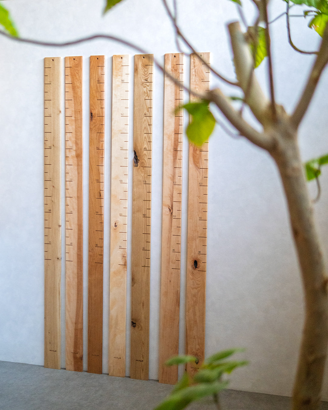 写真で木目が選べる1点モノ| 森の身長計