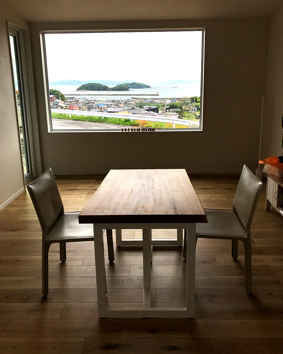 三河湾を眺める、ホワイトスチール脚のタモ一枚板テーブル