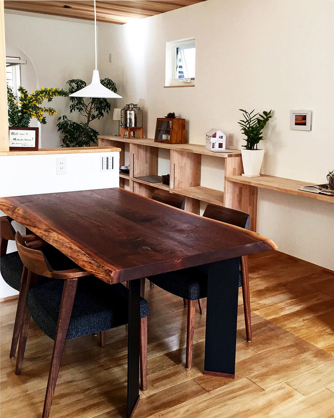 ブラックウォールナットとトチのデザインテーブル - 机/テーブル